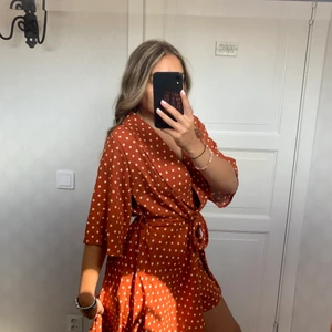 Prickig somrig klänning - Kostymaktig klänning med knyte i midjan. Aldrig använd då den var för stor i storleken