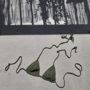 Virkad bikinitopp - Säljer virkade bikini-toppar som jag gjort själv. Denna är i en jättefin mossgrön färg och passar A-B kupa, kuporna är flyttbara. OBS rekommenderas endast som solbikini och handtvätt. Tar beställningar i andra färger och storlekar 💚