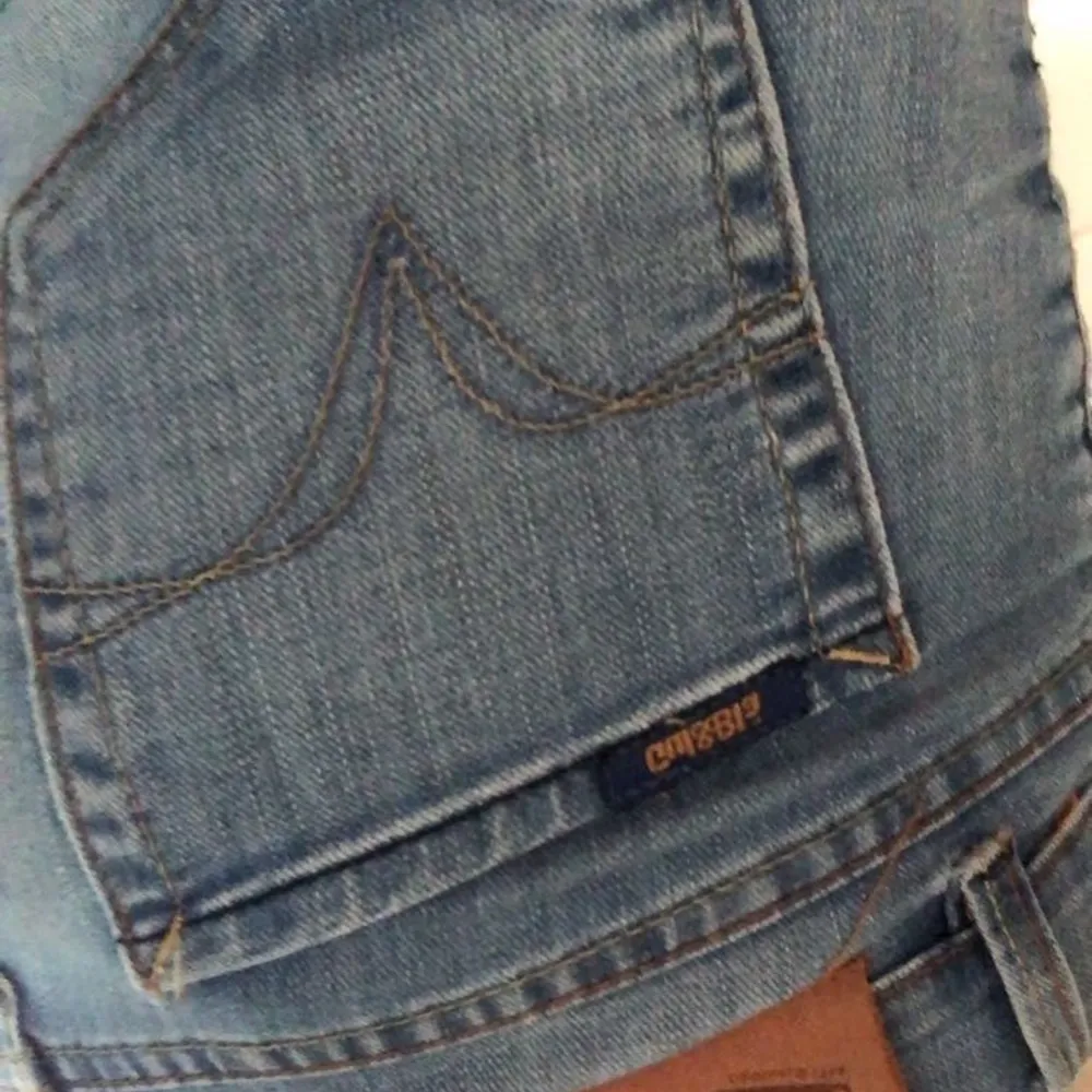 Säljer dessa lågmidjade jeans pga att de inte kommit till användning. Inga defekter. Är lite utsvängda som syns på bilden. Storlek 29, passar på en med storlek xs. Jeans & Byxor.