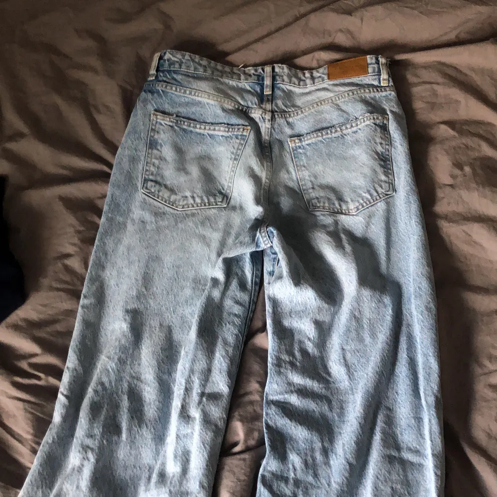 Nya jeans från Gina, knapps använda då dem e för små. Storlek:38. Stora hål på knänen. . Jeans & Byxor.