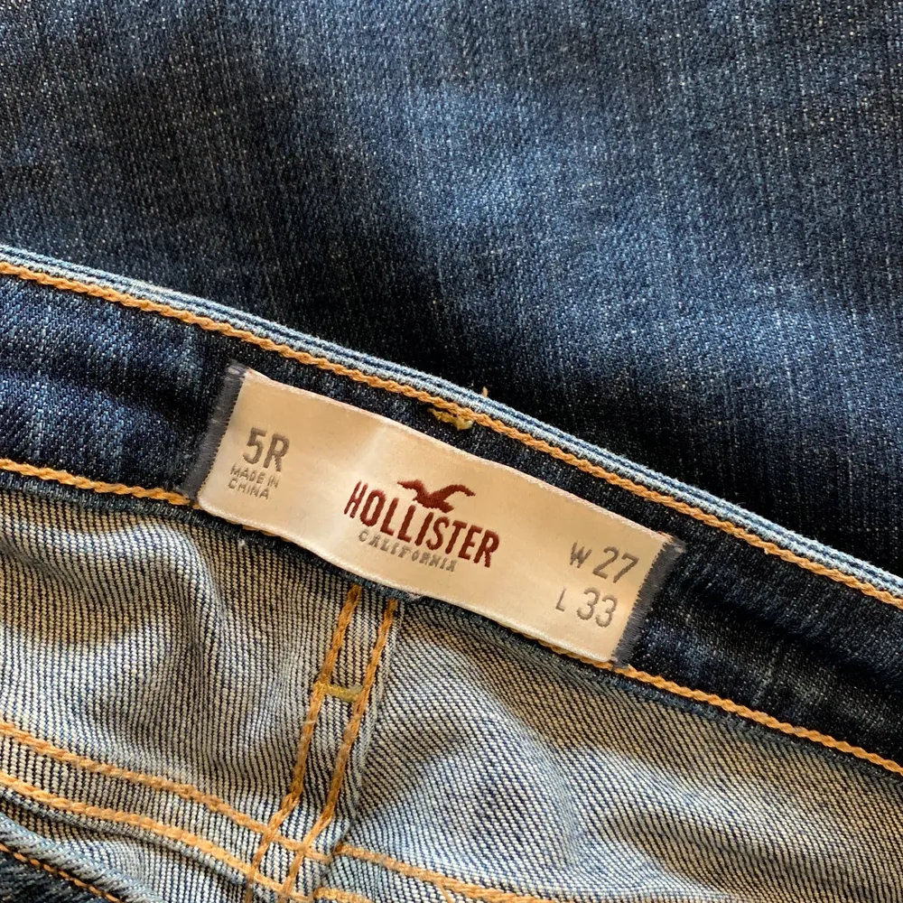 Sparsamt använda, så i fint skick! Mörkblå bootcut jeans från Hollister. Låg midja. Storlek W27 L33. Frakt ingår ej i pris. 🌸. Jeans & Byxor.
