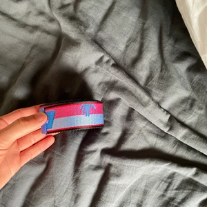 Off white bälte - Säljer då jag ej använder de längre, ordinarie pris 1600 , dam men passar killar ochså. Passar mig bra och jag har w32 på byxor, de skulle nog passa w33 och w34 ochSå och även om man har mindre än w32 