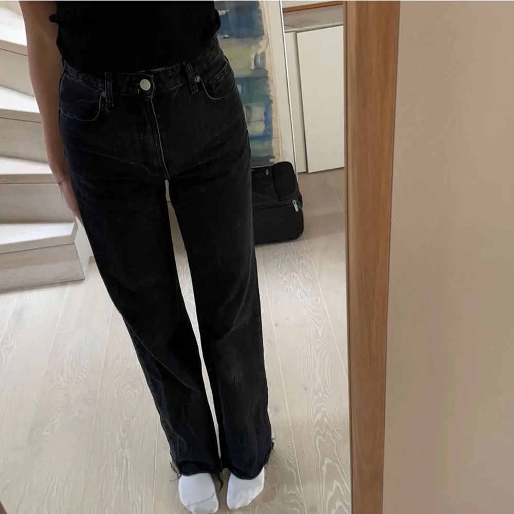 långa svarta jeans från zara i storlek 36, jag är 175. Jeans & Byxor.