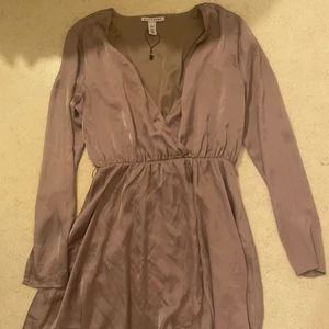 Klänningar storlek M - Första är kortklänning, andra är lång pdf shoulder klänning och den tredje är en knälång klänning, alla i storlek M 40kr styck