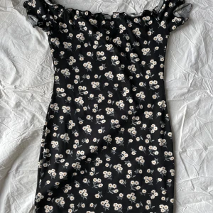 Klänning - Storlek L men kan passa en M också!  Aldrig använd 