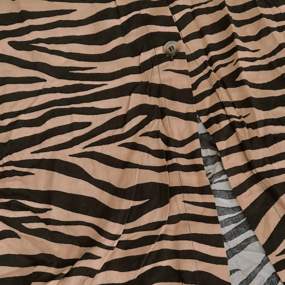 Midi kjol med tiger-print, strl 36  - 90