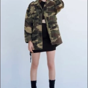 cool militär jacka  - jacka i nyskick, andvänd fåtall gånger. ett dun foder innuti som går att ta ur vilket gör att du kan ha den på alla årstider. kom priv för fler bilder och info💕