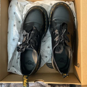 Platå Dr. Martens - Köpte dessa men insåg sedan att det var fel storlek. Använda 1 gång!🤎🤟🏼Köptes för 2199 kr 