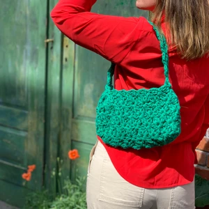 Handgjord virkad väska  - Handgjord virkad väska i 100% återbrukat material. Eftertraktad på stan. Bli först med att klicka hem den 🌼
