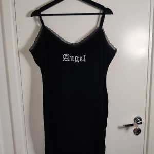 Klänning i sammet  - Klänning i sammet med "Angel" inbrodderat. Köpt på shein  Byst: 104 cm Midja: 92 cm 