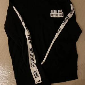 Svart enkel tröja 🖤🤍 - Svart enkel tröja med vita texturer 💕