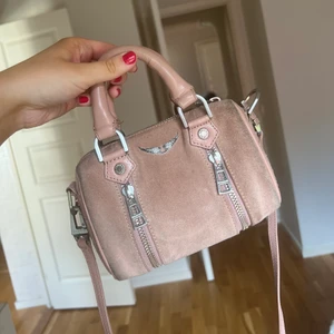 Zadig väska - Säljer denna supersöta Zadig väska i lilla modellen! Väskan är i mocka. Lite smutsig på baksidan men inget som syns när man använder den☺️ är annonsen inte markerad som ”såld” finns den kvar! Kan tänka mig gå ner lite i pris vid snabb affär❤️