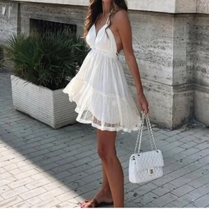 Klänning - Säljer denna fina klänningen i både svart och vit/beige. Super fin till sommaren, men var tyvärr inte riktigt min stil. Båda klänningarna är endast testade och är i storlek S. Hör av er om ni har frågor💕 !BILDERNA ÄR LÅNADE! Båda klänningarna är sålda