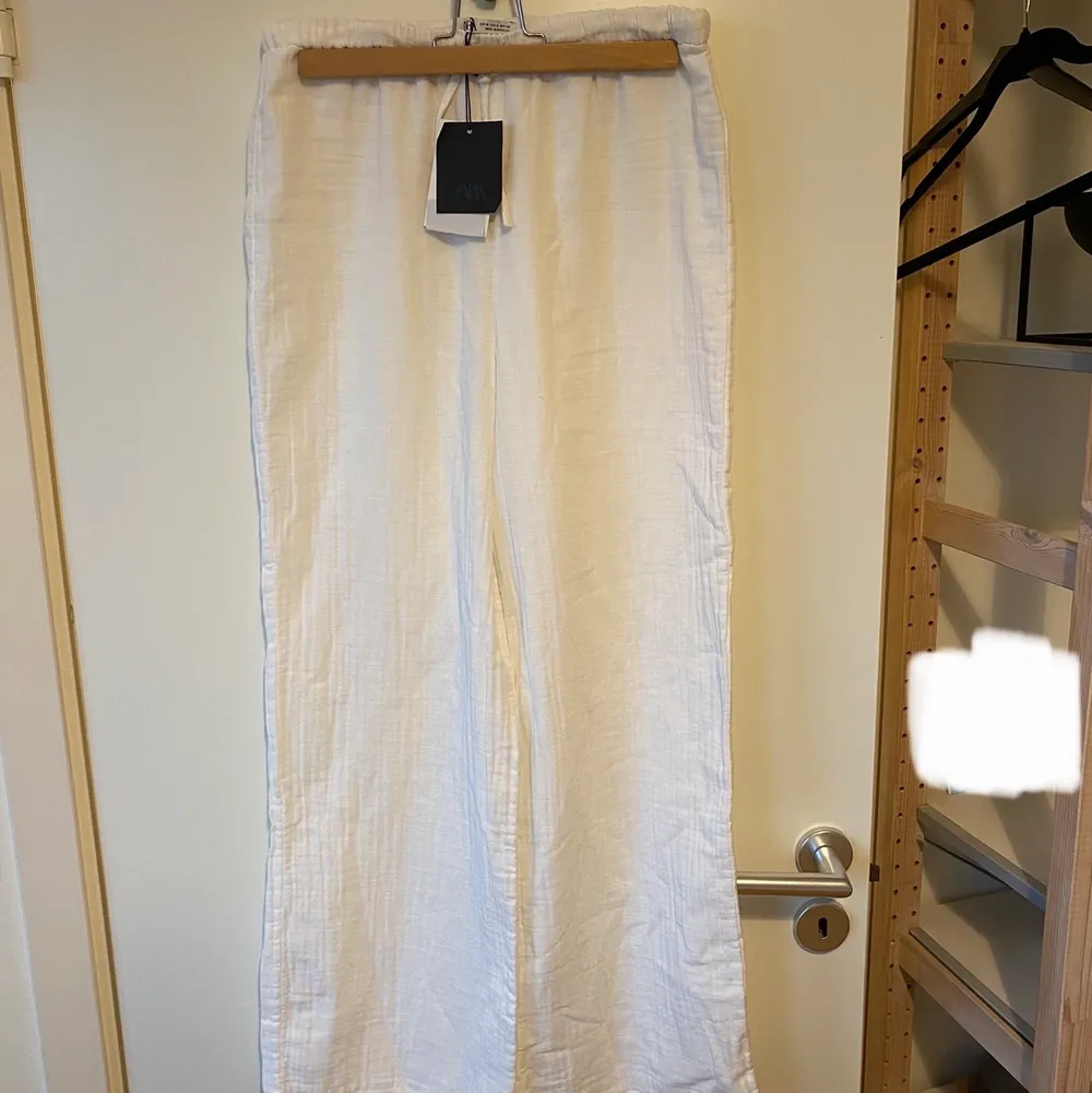 Säljer helt oanvända vita raka byxor i bomull från Zara. Lite korta på mig som är 170cm. Kan skicka bild privat.. Jeans & Byxor.