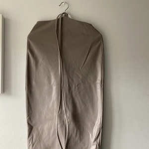 Skinnkjol - Skinnkjol från Gina Tricot. Svårt att få en bra bild så kan skicka privat när jag har den på mig Istället. Snörena knyter man runt midjan 👌🏻