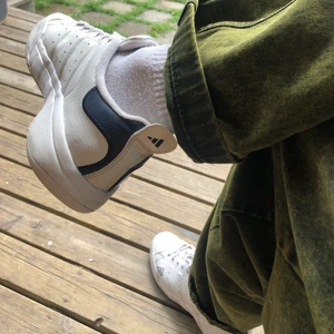Very rare adidas stan smith millennium from the 2000s - Super good condition, siiiize42 2/3 beautiful shoe. I can post! Cause I’m in the middle of nowhere