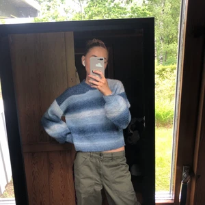 Stickad tröja - Stickad tröja från Only i lite croppad/boxy modell, använt skick dvs lite lätt nopprig men inget som jag skulle säga stör! Tröjan är slutsåld på hemsidan! :) Perfekt nu när det börjar bli lite kyligare <3 