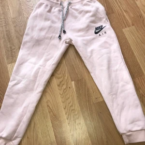 Nike mjukis 8-9 år  - Mjukis ljusrosa Nike air  Strl 8-9 år 