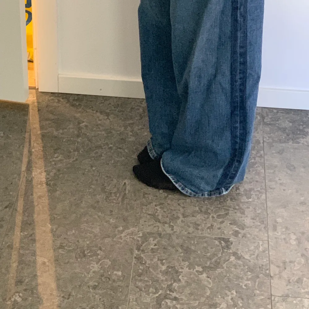 blåa jeans från Lindex i väldigt bra skick <3 säljer då de är alledes för långa för min smak (är 170cm för refrens). Jeans & Byxor.