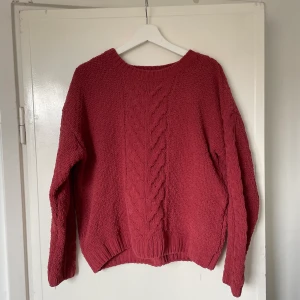 Röd stickad tröja  - Röd stickad tjocktröja med stickat mönster i mitten fram