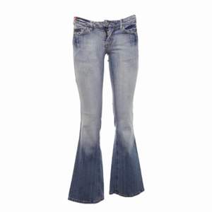 Sååå coola lågmidjade jeans med unik knäppning! Lowrise, flared, Strl L26/W32, och i bra skick! Midjemått: 73cm, Innerbenslängd: 82cm