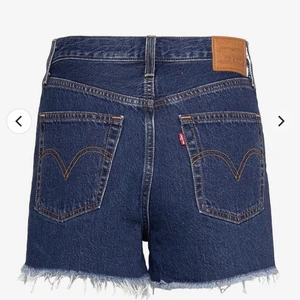 Levi’s ribcage shorts  - Färg: Dark Indigo Storlek: 29, stretchigt material. 100% bomull.  Tyvärr för små för mig, helt oanvända.
