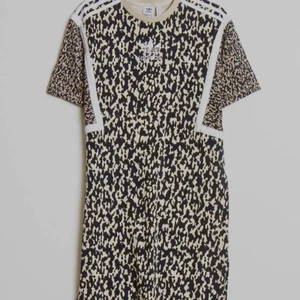 Adidas klänning  - Fin adidas klänning i storlek M som även passar till en S. Knappt använd och i bra skick☺️