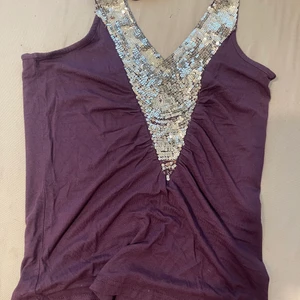 lila linne från ellos storlek 34/36 - ett långt linne från ellos, köpt 2005 och använd 3 gånger. bra kvalite och bekvämt matrial. Denna är från kollektionen more by ellos och finns inte kvar att köpa i butik. 