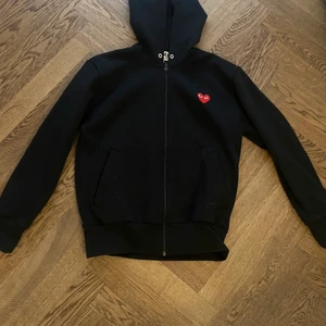 PLAY Comme des garcons zip up - En Play zip up i bra skick, lite större i strl. Köpt för 2200kr säljes för 500kr, hör av er vid frågor eller fler bilder och priset går alltid att diskuteras😊