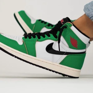 Jordans - Jordans lycky green, köpa på plick för ett år sedan för 2200❤️ dom är i rätt bra skick, eftersom jag köpte dom på plick så har jag inte rätt box till skorna utan fick dom i en vanlig Nike låda❤️