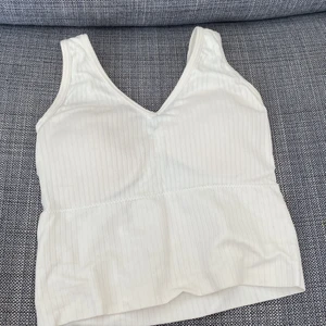 SHEIN vitt top  - Den är i bra plagg och har pads vid brösten. 