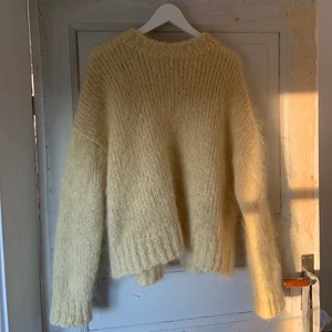 Stickad tröja! - Så mysig stickad tröja från h&m i mohair blend!  Perfekt till sommarkvällar och i superbra skick☺️  Köparen står för frakten!👍🏼