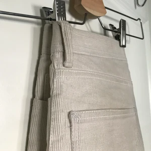 Rodebjer manchester pants - Superfräscha sommarbyxor! Strl S, köpt som sample, finns att lägga ut nedtill om längre längd önskas. Använd 2-3 gånger. Som ny! 