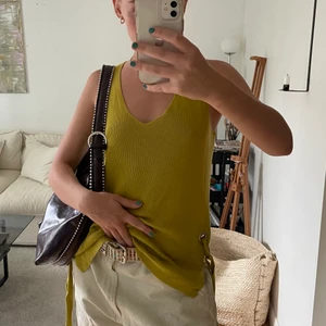 Vintage blus med knytning i midjan - Bra skick, köpt på myrornas, möjlighet till att knyta i sidorna finns!