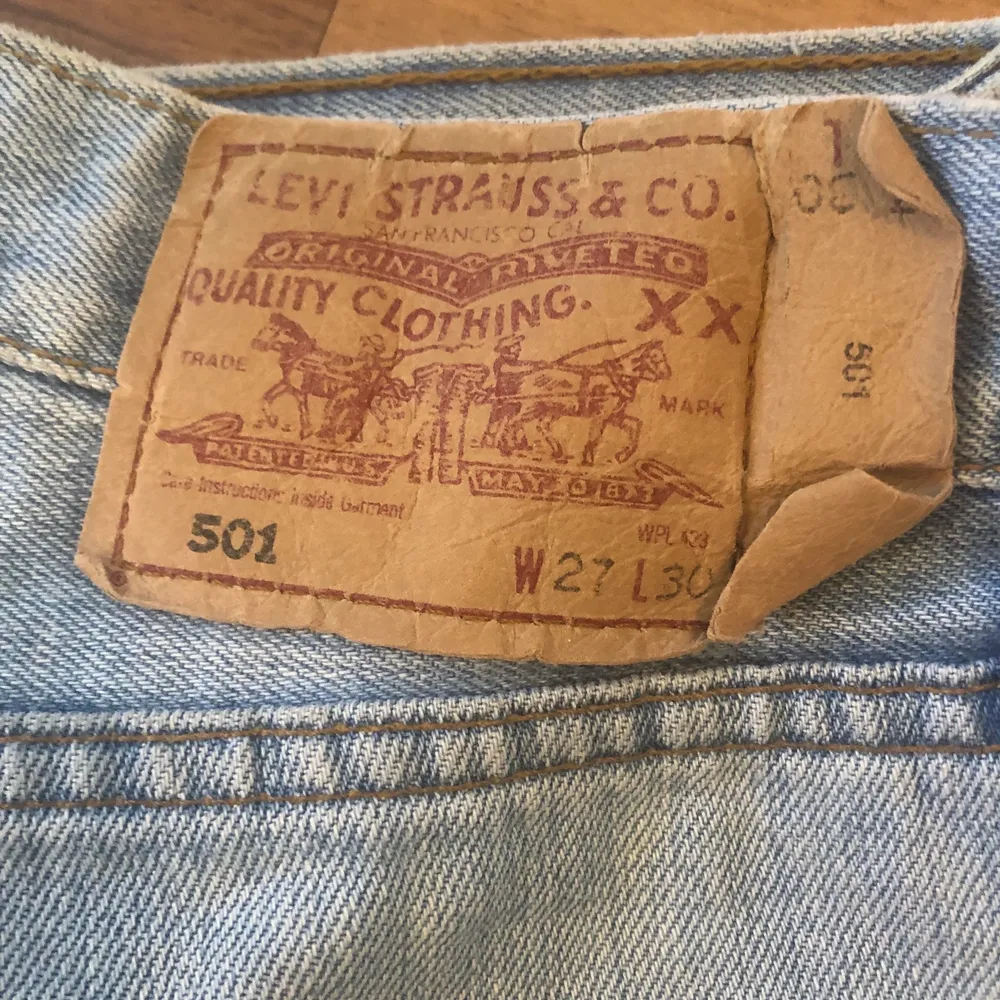 Levis 501 jeans ljusa 27/30. Jeans & Byxor.