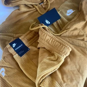 Mjukissett - Säljer ett 100% oanvänt mjukissett då jag inte gillar färgen Tröjan kostar 699kr ny och byxorna kostar 599kr nya  Skriv priv för fler bilder💞  Prislapp kvar på byxorna inte på tröjan dock. Säljer hela setet för 800kr  Eller delarna var för sig 500kr💞 