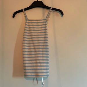 Randig top  - Randig top,korsad i ryggen.Prislappen kvar och aldrig använd. Storlek:XS