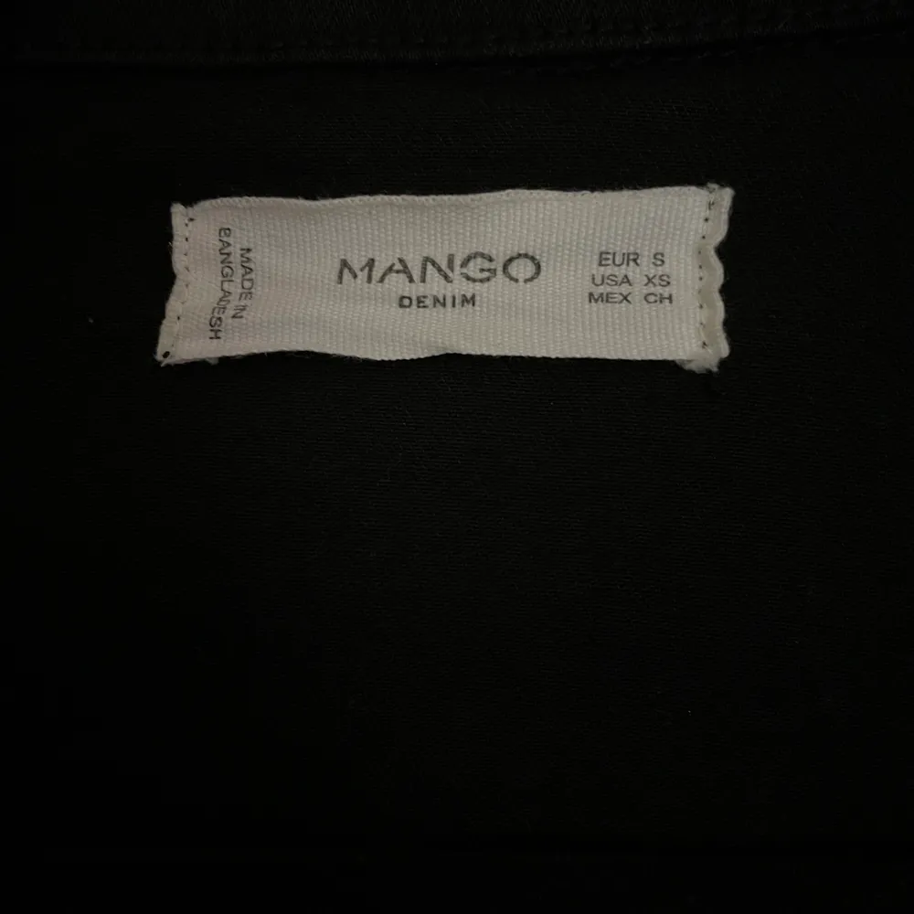 Svart jeansjacka från Mango i mycket bra skick, hör av dig vid frågor! 💛. Jackor.