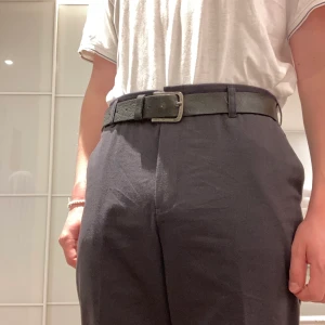 Svart bälte - Svart bälte, 118 cm långt. Jag har 89cm i midjemått och det passar bra.