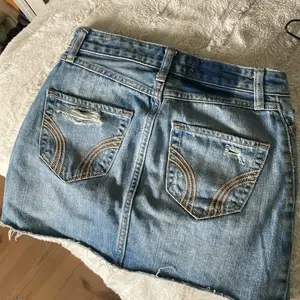 Mid waist Hollister jeanskjol. Stl w 24, skulle säga den passar Xss/Xs. Fransig men ändå i bra skick. Lagom kort! Fin blå färg🦋