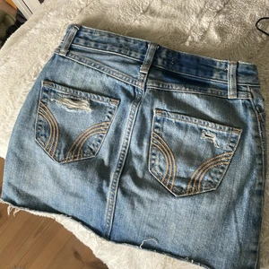 Hollister jeanskjol - Mid waist Hollister jeanskjol. Stl w 24, skulle säga den passar Xss/Xs. Fransig men ändå i bra skick. Lagom kort! Fin blå färg🦋