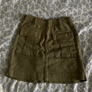 Grön jeanskjol - Mörkgrön jeanskjol i jättebra skick som endast använts några få gånger och som nu säljs då de tyvärr inte används längre.