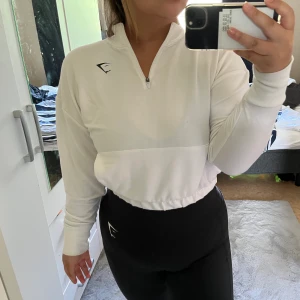 Gymshark pullover - Vit tröja / hoodie/ pullover från gymshark i storlek L. Passar dock M också. I nästintill nyskick då den är sällan använd. Fraktas spårbart :)