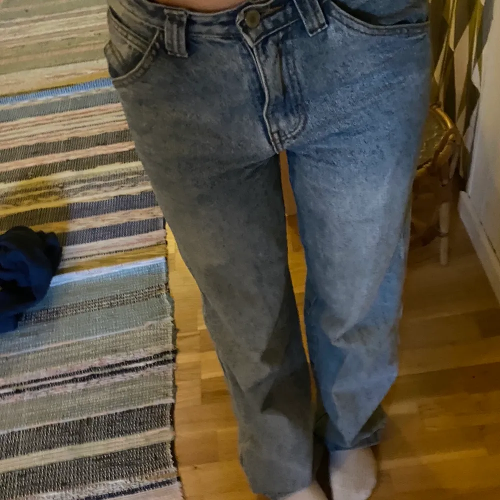 Jeans i modellen Feanne från Brandy Melville. Storlek S! de är lite slitna! tar fler bilder om det önskas. Jeans & Byxor.