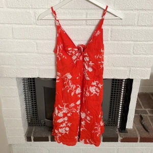 Sommarklänning  - Externt skön sommarklänning från bikbok. Inte kommit till användning då jag själv inte tycker färgen passar mig. Hör av er vid eventuella frågor.