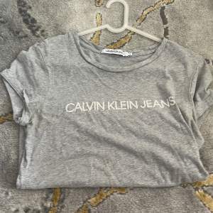 Grå Tshirt från Calvin klein storlek M. Använd fåtal gånger.