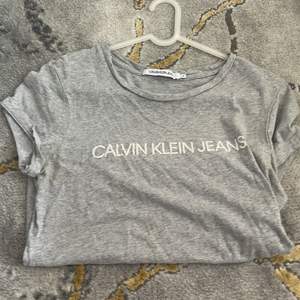 Grå Tshirt från Calvin klein storlek M. Använd fåtal gånger.