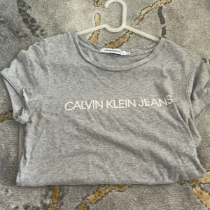 Tshirt calvin klein  - Grå Tshirt från Calvin klein storlek M. Använd fåtal gånger.