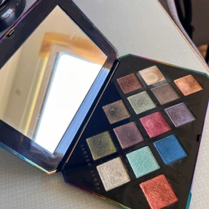 Fenty beauty  - Fenty beauty galaxy palett limited edition, kommer som på bilden.  Fenty beauty stick i färgen unicorn, kommer som på bilden.   200kr för båda.  Kan skickas mot fraktkostnad.