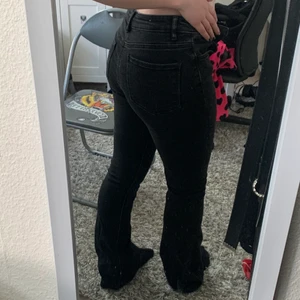 Svarta bootcut jeans - Använda kanske två-tre gånger så är i väldigt bra skick!